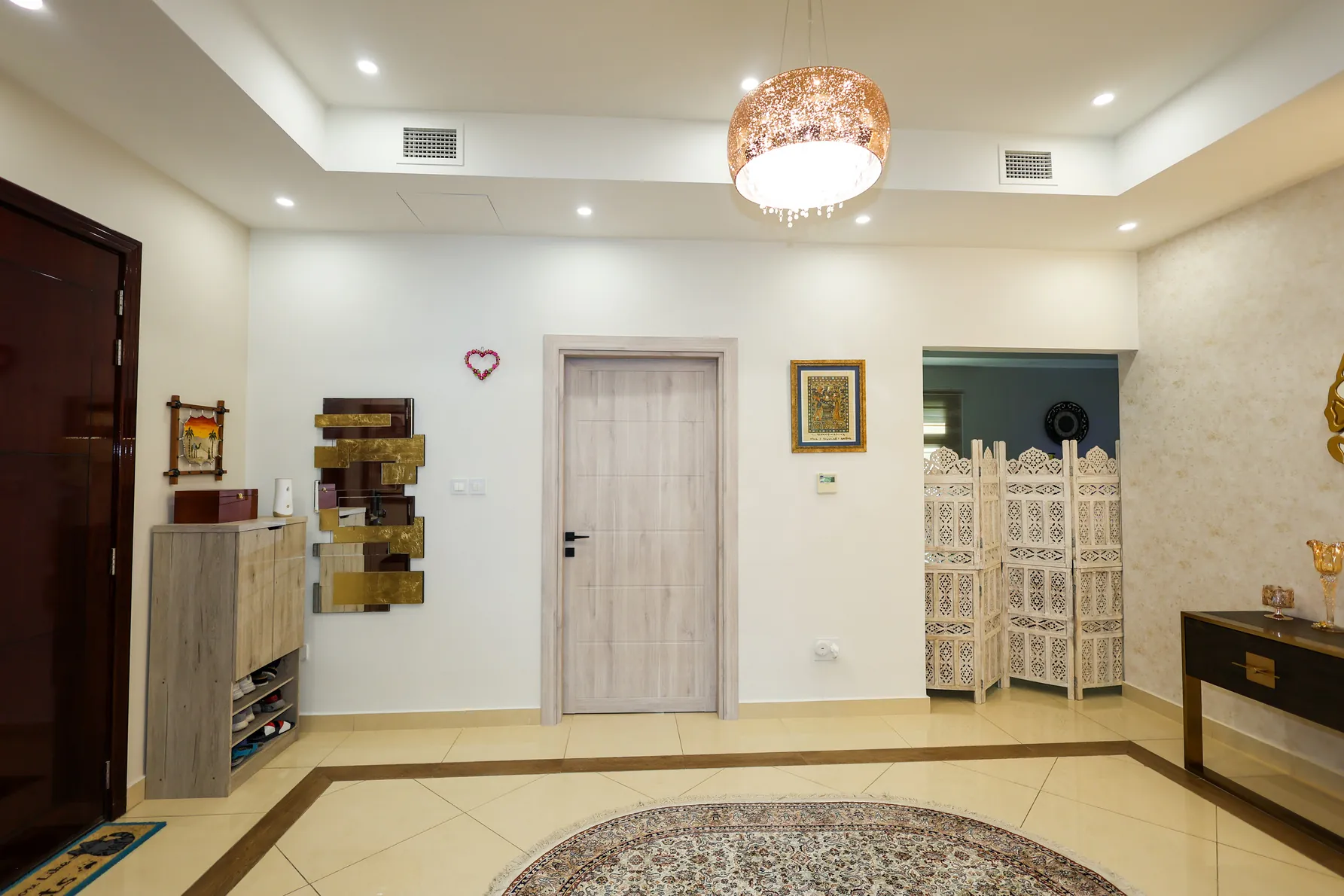 Mudon — Main room with ceiling lighting and decorative wall details